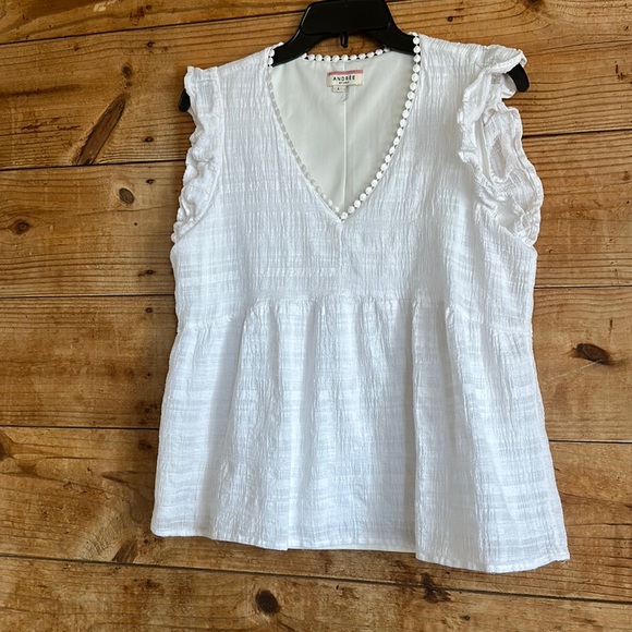 Andree by Unit white flutter sleeve top - Picture 1 of 9